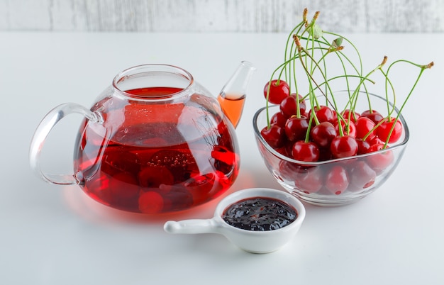 Cerise au thé, confiture dans un bol, vue grand angle.