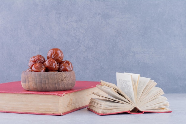 Cerises aigres brunes à moitié séchées dans une tasse sur fond de béton. photo de haute qualité