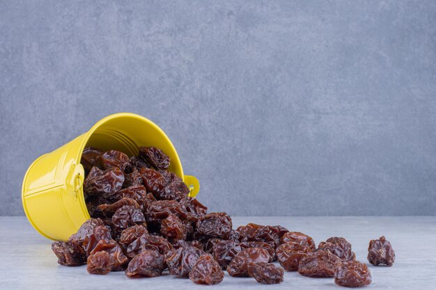 Photo gratuite cerises aigres séchées isolées dans une assiette sur le fond. photo de haute qualité