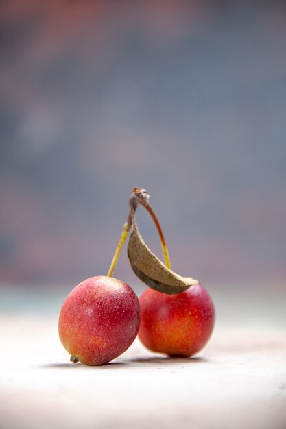 cerises les cerises appétissantes avec des feuilles