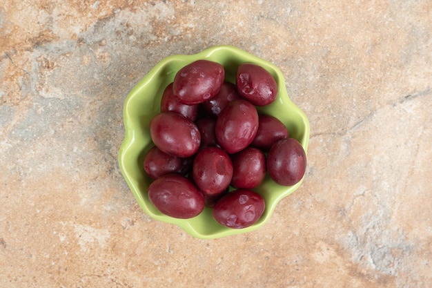 Photo gratuite cerises cornichons marinés dans un bol vert