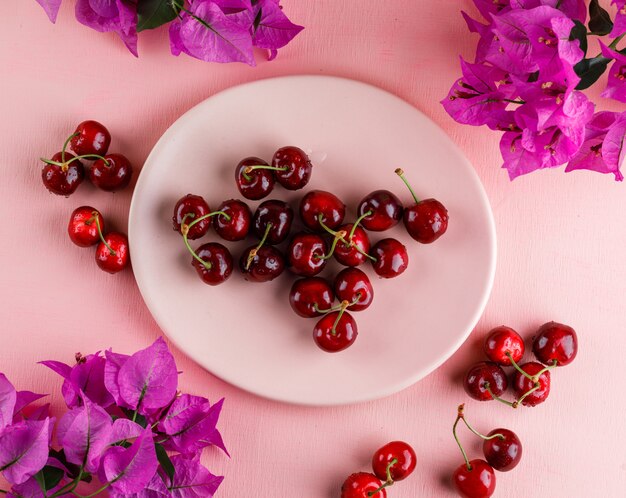 Cerises dans une assiette avec des fleurs