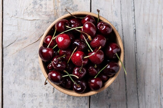 Cerises fraîches avec des gouttes d'eau