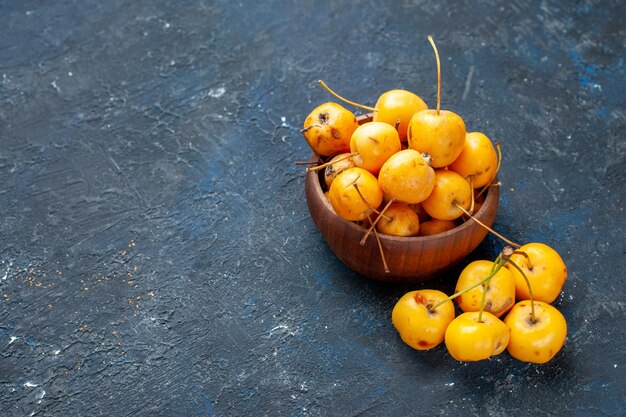 cerises jaunes fraîches fruits mûrs et sucrés sur fond noir, fruit doux et doux cerise douce fraîche