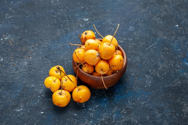 cerises jaunes fraîches fruits mûrs et sucrés sur gris foncé, fruits cerise douce douce et douce