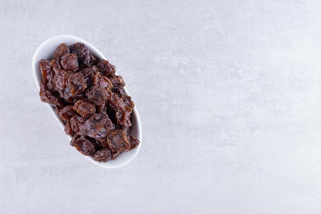 Cerises noires aigres séchées dans une tasse. photo de haute qualité