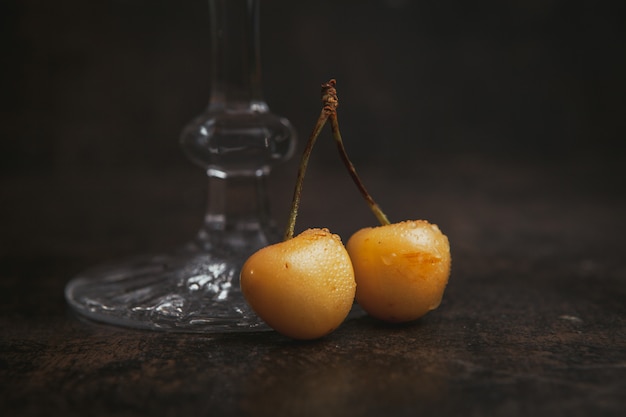 Cerises plus pluvieuses sur un brun foncé. fermer.