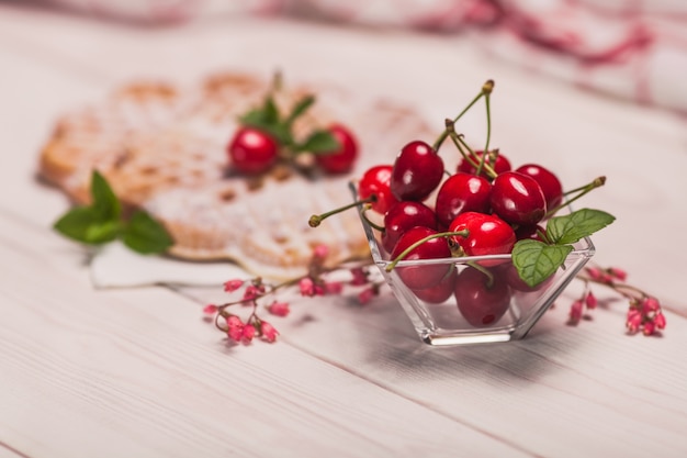 Les cerises robustes ont le meilleur goût avec des gaufres fraîches