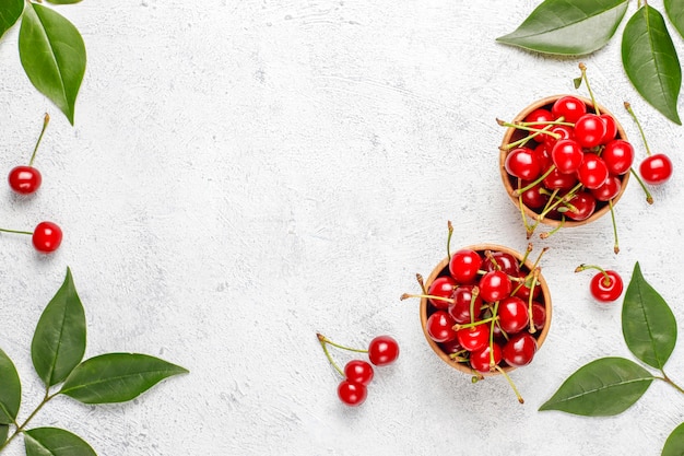 Cerises rouges dans un bol sur une table grise