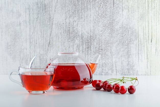 Cerises avec vue latérale sur le thé