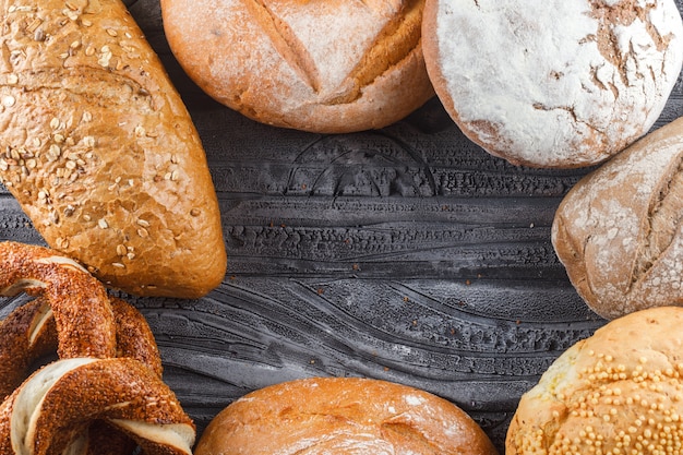 Certains bagels turcs avec du pain et des produits de boulangerie sur une surface en bois gris, vue de dessus. espace libre pour votre texte