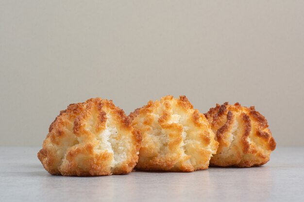 Certains de délicieux biscuits frais ronds sur table blanche.