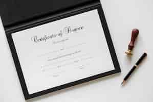 Photo gratuite certification de divorce isolée sur tableau blanc
