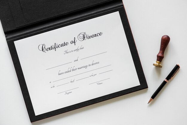 Certification de divorce isolée sur tableau blanc