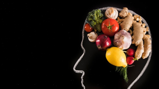 Cerveau humain fait avec des légumes sur le tableau noir