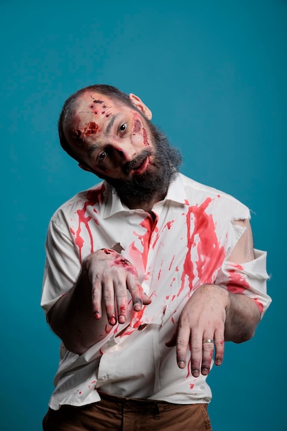 Photo gratuite cerveau mangeant un zombie terrifiant