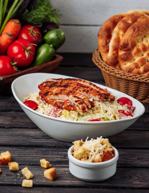 César au poulet avec du fromage râpé sur la table