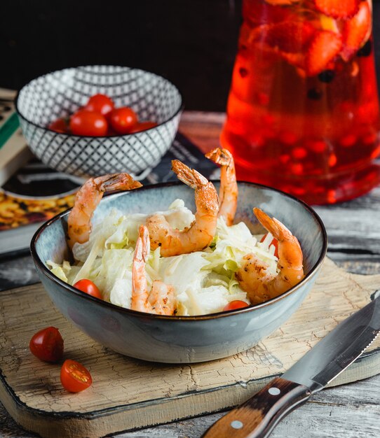 César de salade aux crevettes sur la table