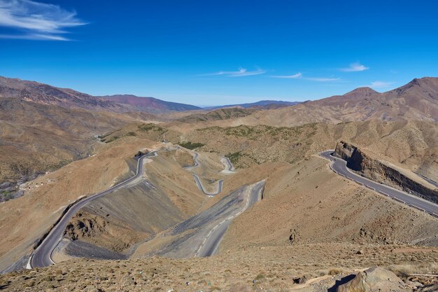 Chaîne de montagnes de l'Atlas du Maroc Route serpentine dans les montagnes