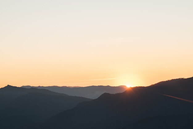 Chaîne de montagnes dans la matinée, montagne de la couche silhouette