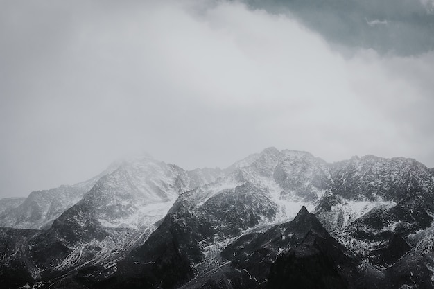 Chaîne de montagnes noir et blanc