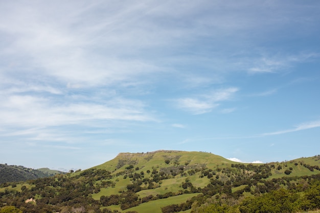 Chaîne de montagnes par temps nuageux