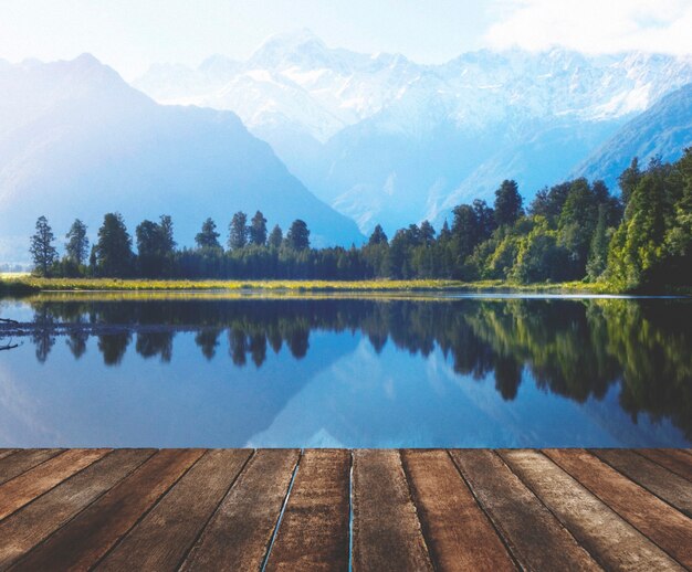 Chaîne de montagnes et plan d'eau