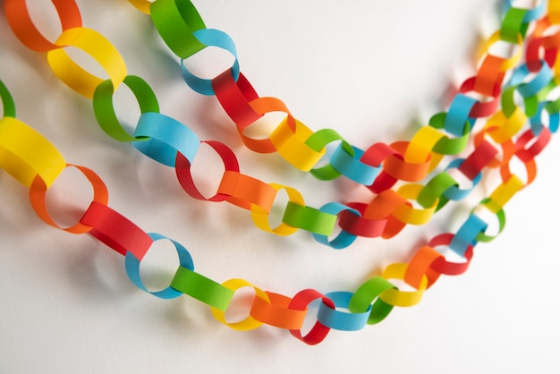 Photo gratuite chaînes de papier colorées nature morte