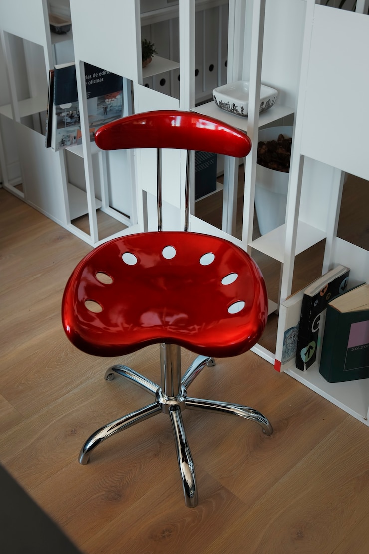 Photo gratuit la chair de bureau est une nature morte