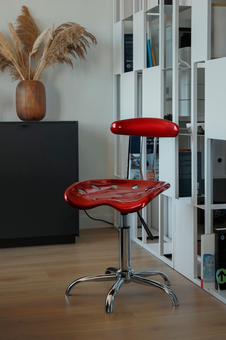 Photo gratuit la chair de bureau est une nature morte