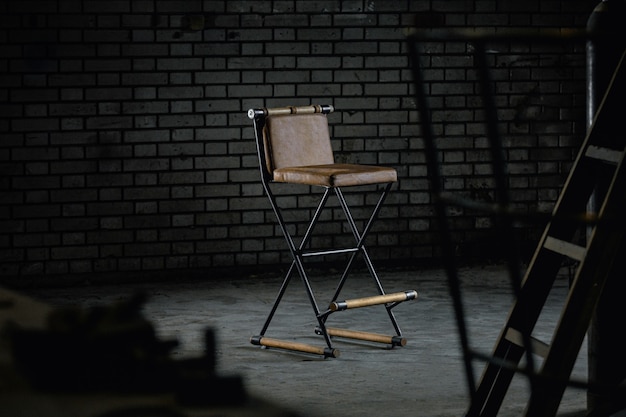 Chaise de barbier en bois simple dans un studio sous les lumières