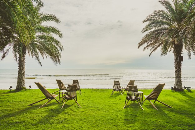 Chaise en bois sur l&#39;herbe verte