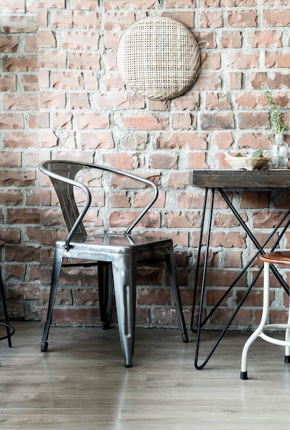 Chaise en bois vide au restaurant