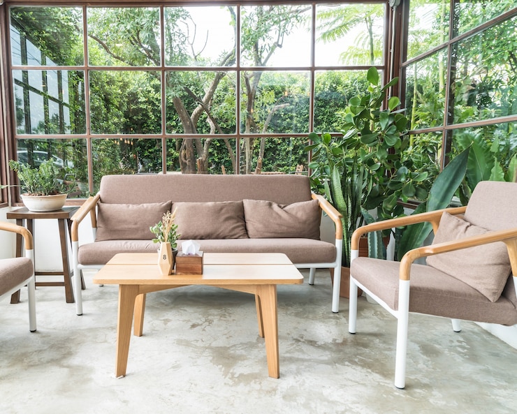 Photo gratuit chaise en bois vide dans le salon