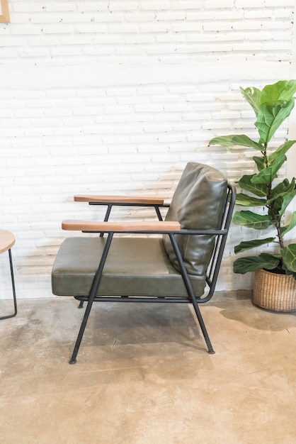 chaise en bois vide dans le salon