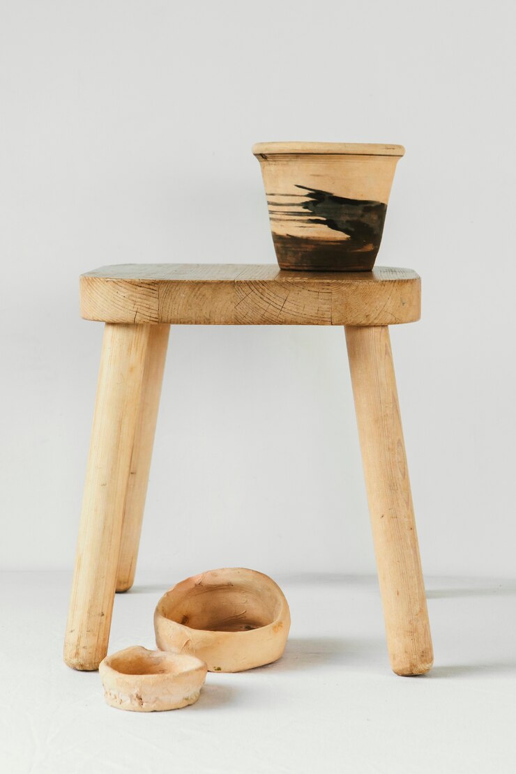 Photo gratuit chaise et bols de concept minimal abstrait