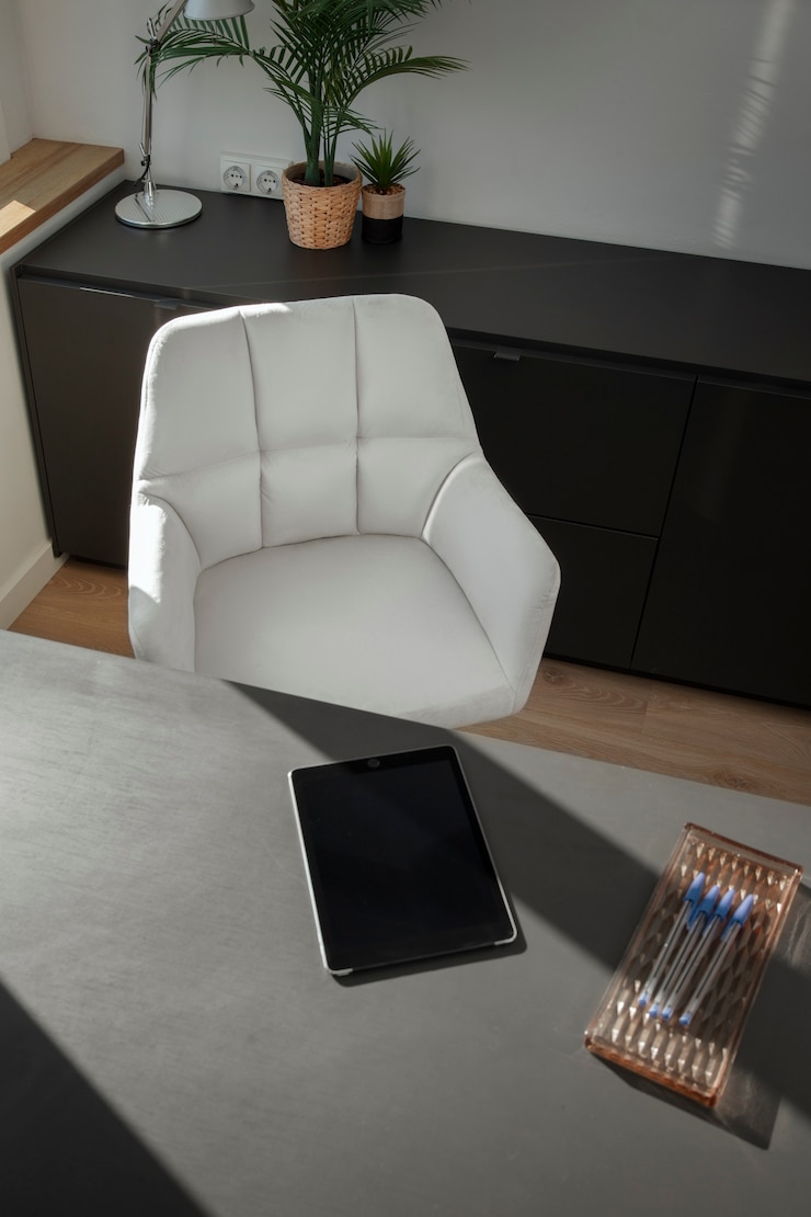 Photo gratuit une chaise de bureau, une nature morte.
