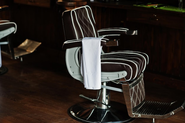 Chaise En Cuir Vintage Marron Dans Un Salon De Coiffure élégant