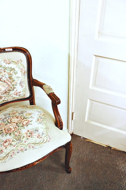 Chaise à fleurs blanche et grise