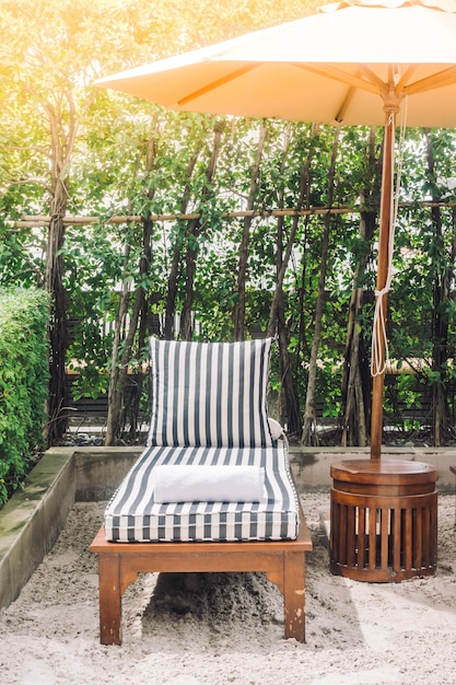 Photo gratuite chaise longue avec une serviette blanche