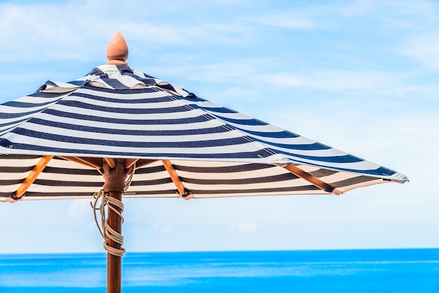 Photo gratuite chaise de piscine parapluie