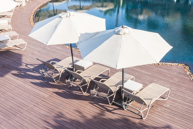 Chaise de piscine avec parasol