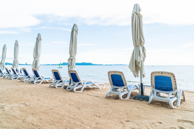 Chaise de plage, Palm et plage tropicale à Pattaya en Thaïlande