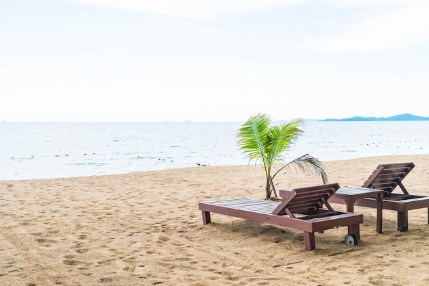 Chaise de plage, Palm et plage tropicale à Pattaya en Thaïlande