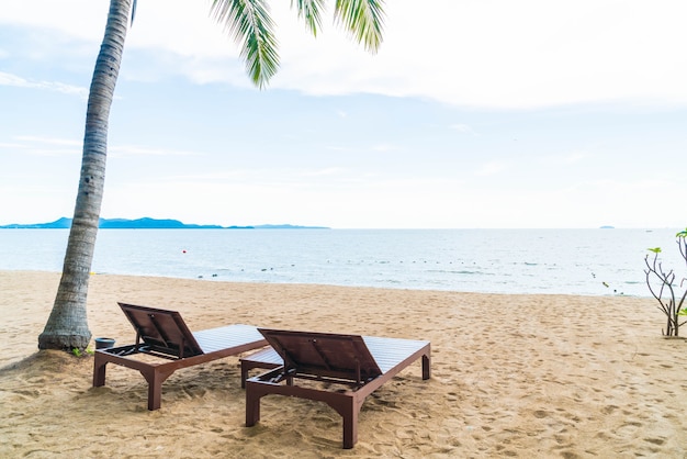 Chaise de plage, Palm et plage tropicale à Pattaya en Thaïlande