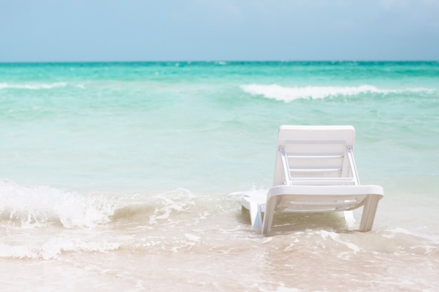 Photo gratuite chaise de plage vue arrière au bord de la mer