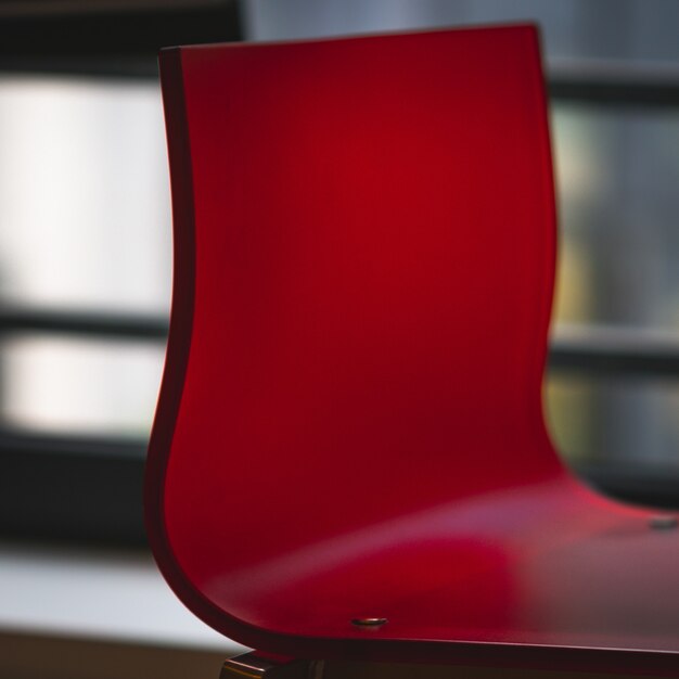 Chaise en plastique rouge se bouchent