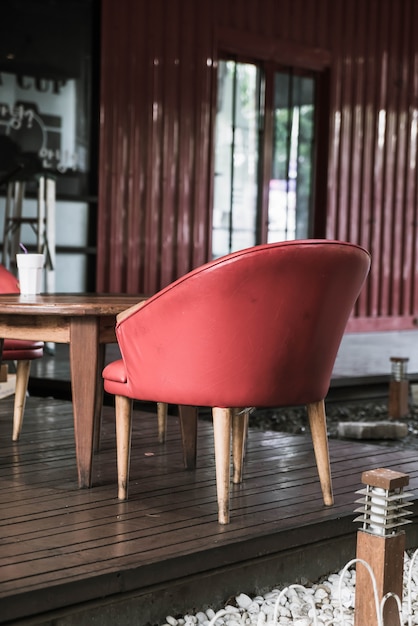 Chaise rouge et table au café