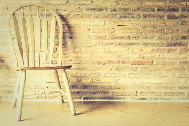 Chaise et table en bois