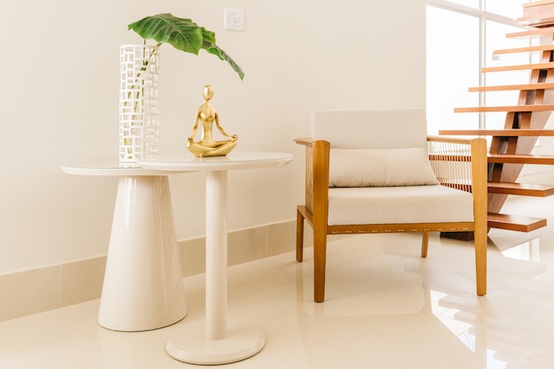 Chaise et table avec des décorations modernes dans un salon